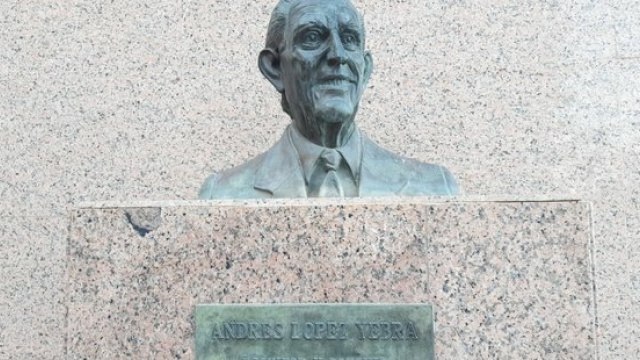 Monumento a Andrés López Yebra